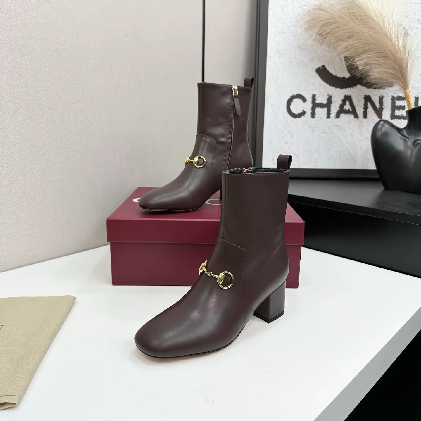👟👟Ex-factory price 740👟👟 Gucci Gucci 2025G new autumn and winter classic horsebit thick heel short boots. The main series is finally available, and the products are worth looking forward to! Original classics create new designs ✨ Purchasing agent level! Full of high-end feel! A favorite among bloggers at home and abroad, it is retro and fashionable, easy to wear and looks great on your feet! Mainly recommended by the official website, new colors are constantly updated 🆕 ▪️Upper: original calfskin/cloth ▪️Inner lining: imported sheepskin ▪️Outsole: Italian leather outsole ▪️Heel height: 3.5cm ▪️Shoe size: 35-39 (40.41.42 can be customized)